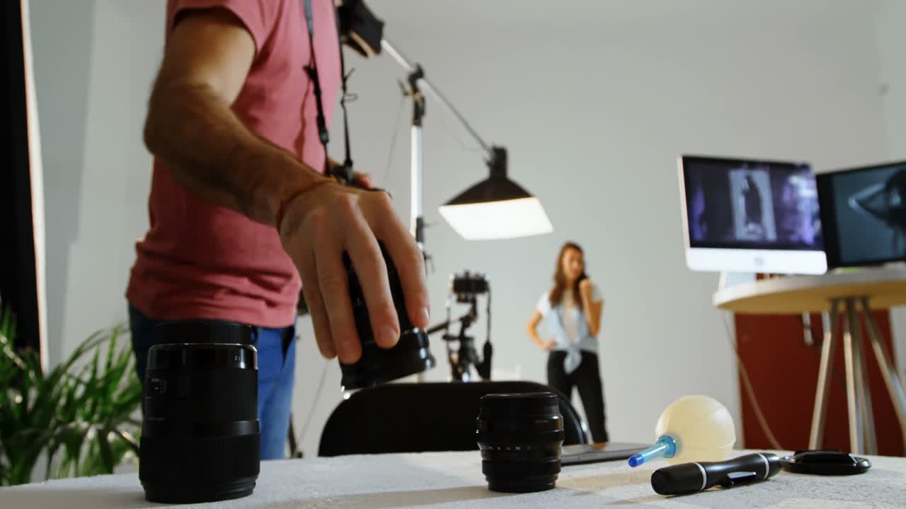 fotógrafo masculino cambiando la lente de la cámara 4k