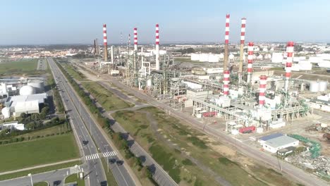 Vista-Aérea-De-Una-Gran-Refinería-De-Productos-Químicos-En-Matosinhos,-Portugal