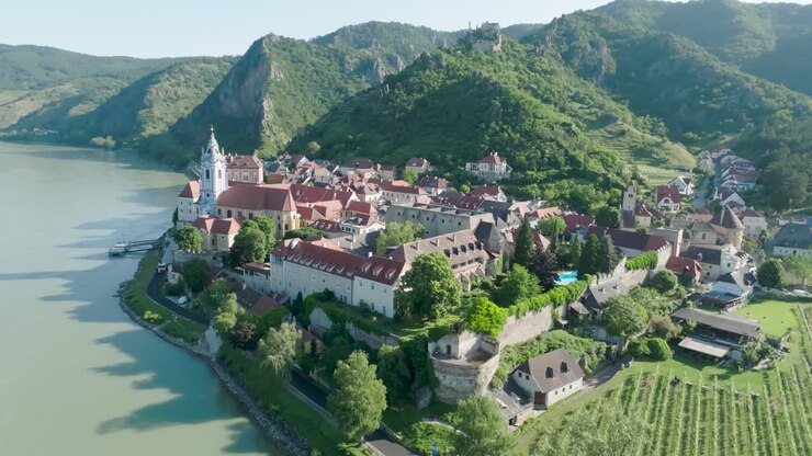 Vista aerea con drone di un piccolo paese Dürnstein Austria