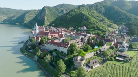 Drone-Aéreo-Pequeño-Pueblo-Durnstein-Austria