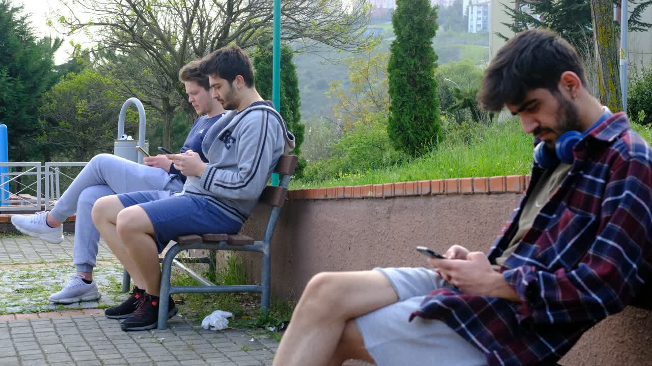 젊은 남자 마스크 앉아 공원