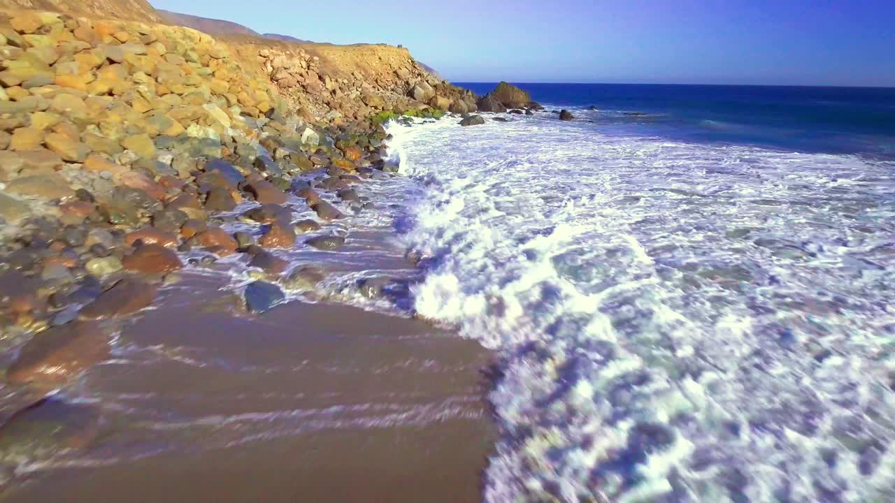 toma aérea, punto mugu en santa mónica, día soleado, california, estados unidos
