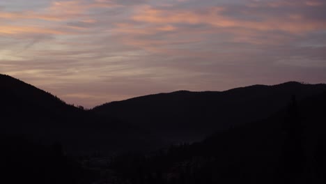 lapso de tiempo estático de la salida del sol sobre la cresta de la montaña