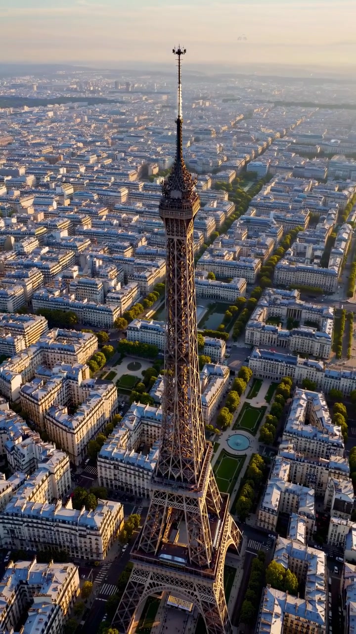 Vista aerea della Torre Eiffel a Parigi al tramonto