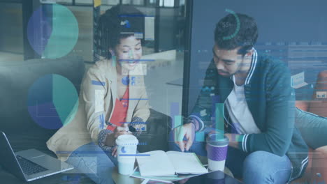 animación del procesamiento de datos financieros sobre diversas personas de negocios en la oficina