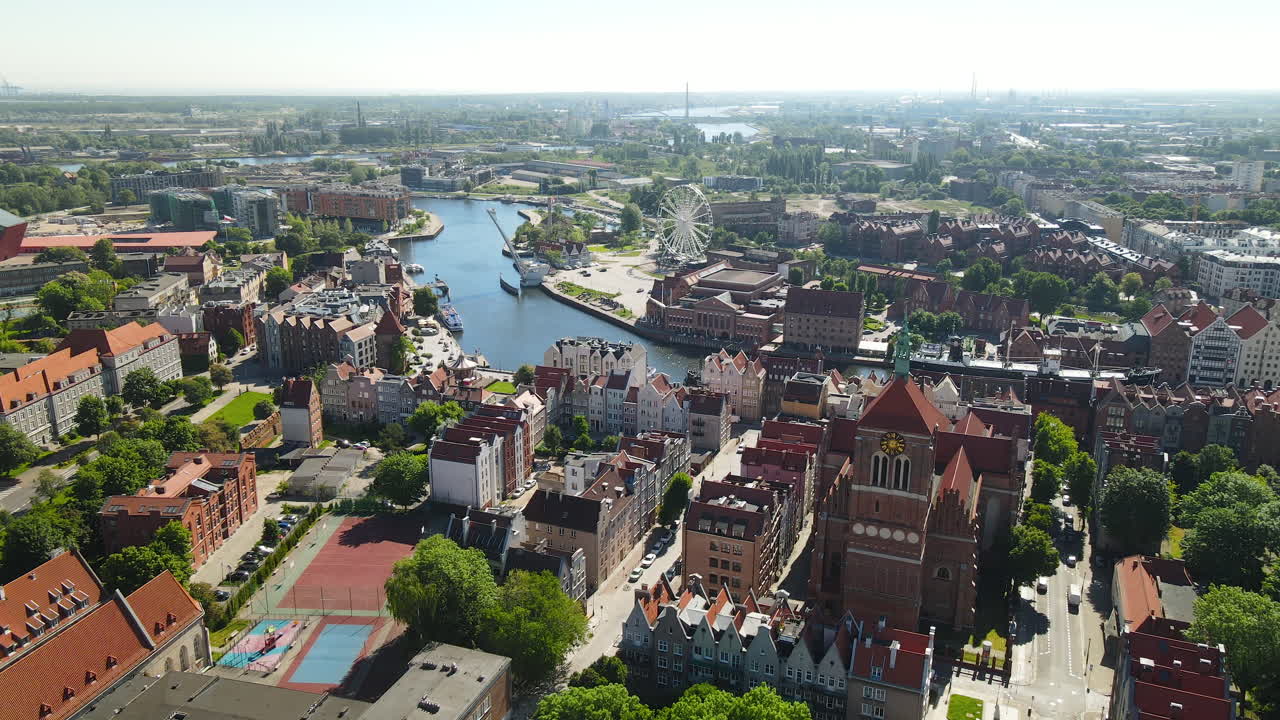 vista aérea del ayuntamiento de gdansk con rueda de ferris ambersky más allá del río motlawa en polonia