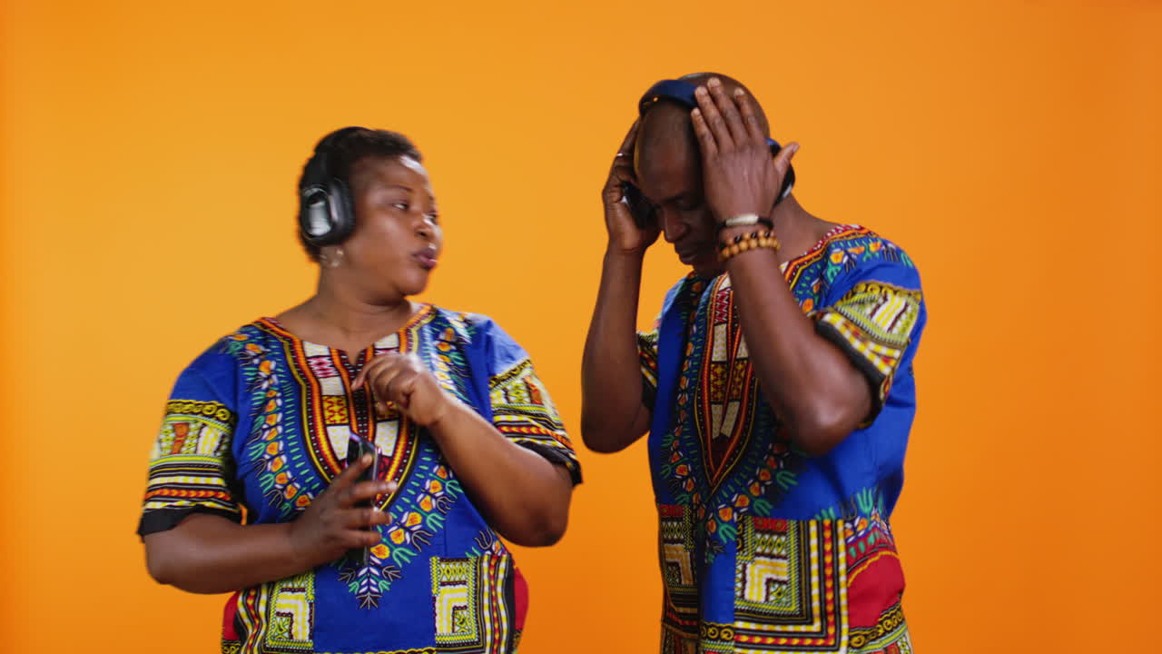 афроамериканцы расслабленные люди слушают музыку