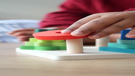 niño jugando con un rompecabezas de madera