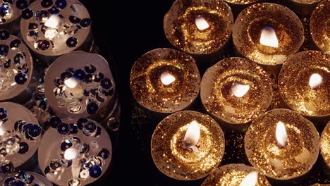 fondo de taza de té muchas luces de velas de tamaño brillante brillan en oro amarillo brillante para celebración, religión, festival de aniversario