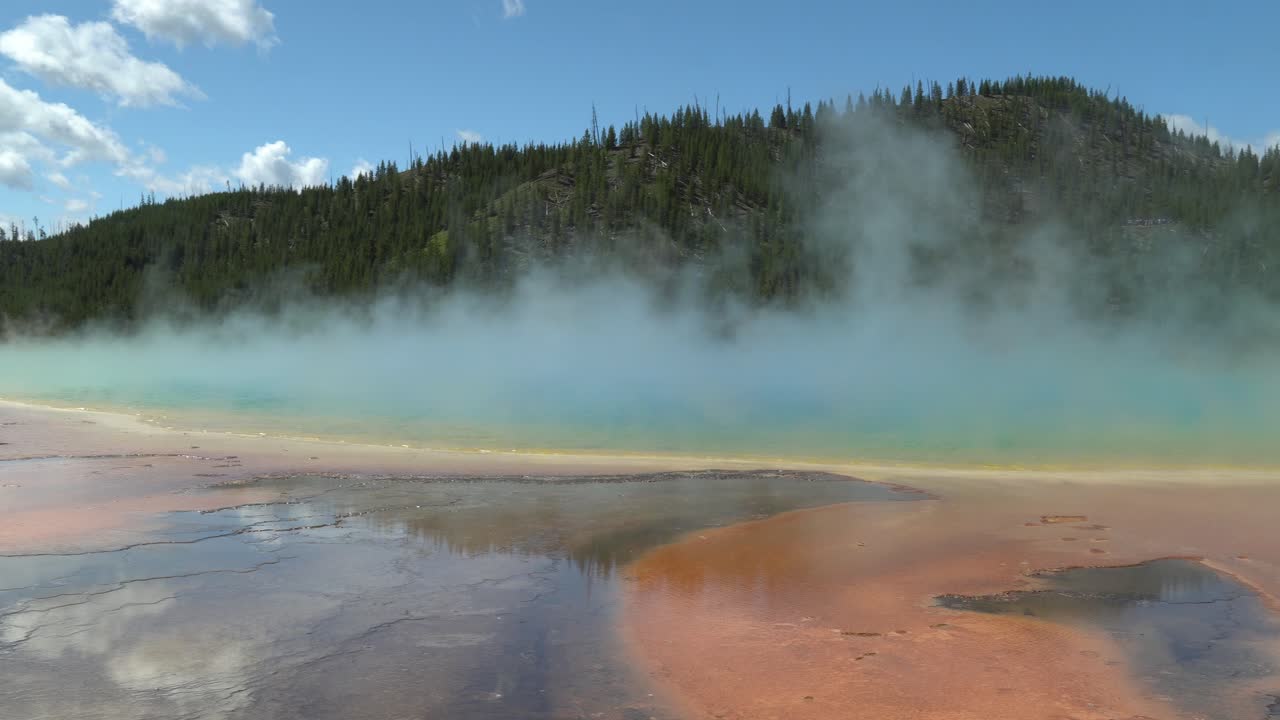 vista panorámica del famoso gran prismático en verano en el parque nacional de yellowstone