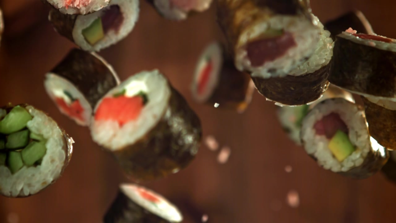 Et udvalg af friske sushi-ruller falder i slowmotion