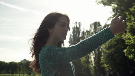 Joven-Italiana-Con-Smartphone-Tomando-Selfie-Al-Aire-Libre-En-Un-Parque-En-Londres