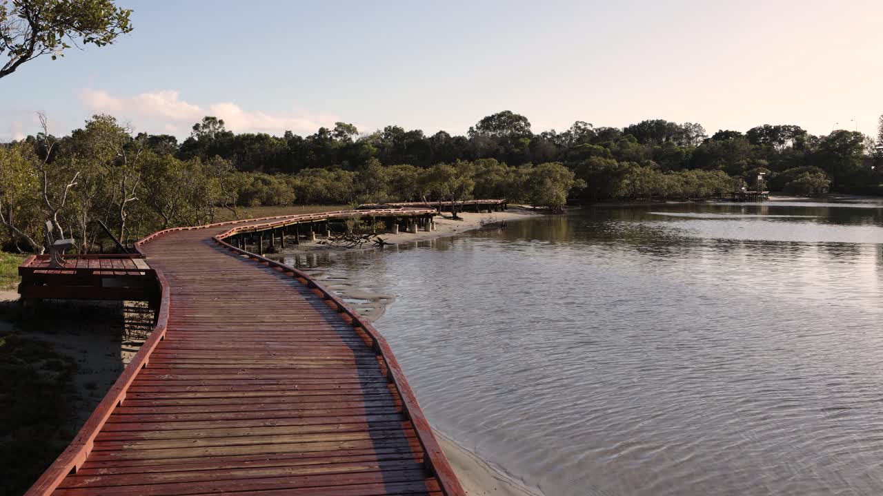 26 de febrero de 2023 - costa dorada, queensland, australia: vista a lo largo de la reserva beree badalla y el arroyo currumbin al amanecer