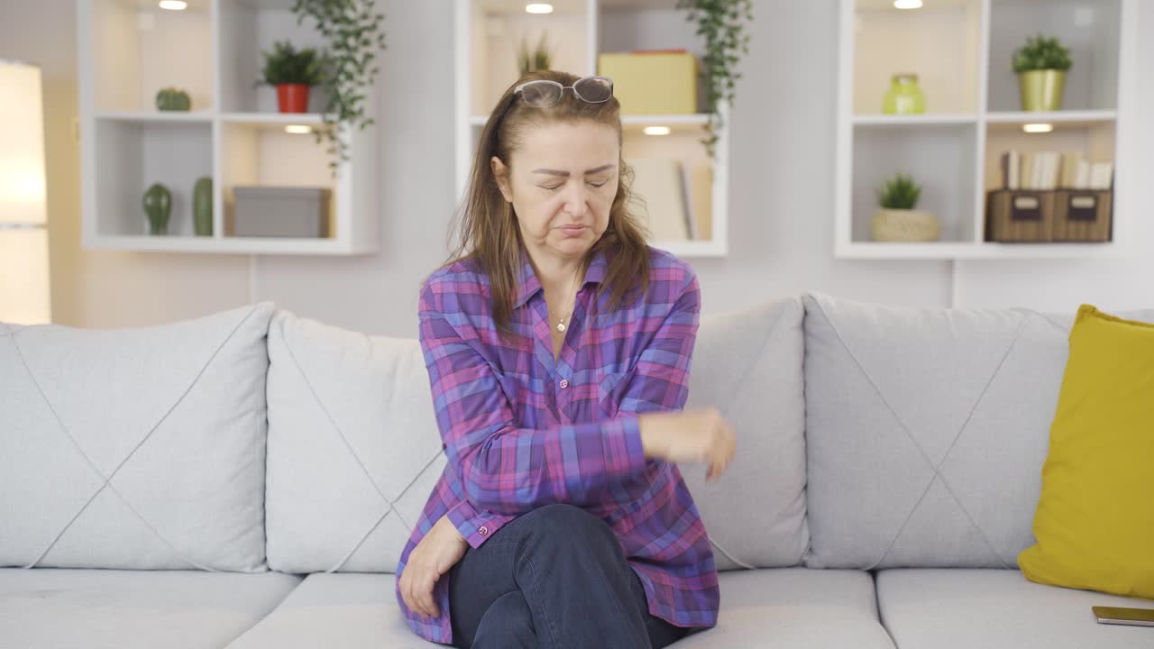 una mujer disgustada.