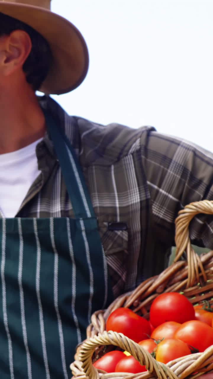 pareja feliz interactuando entre sí en el campo