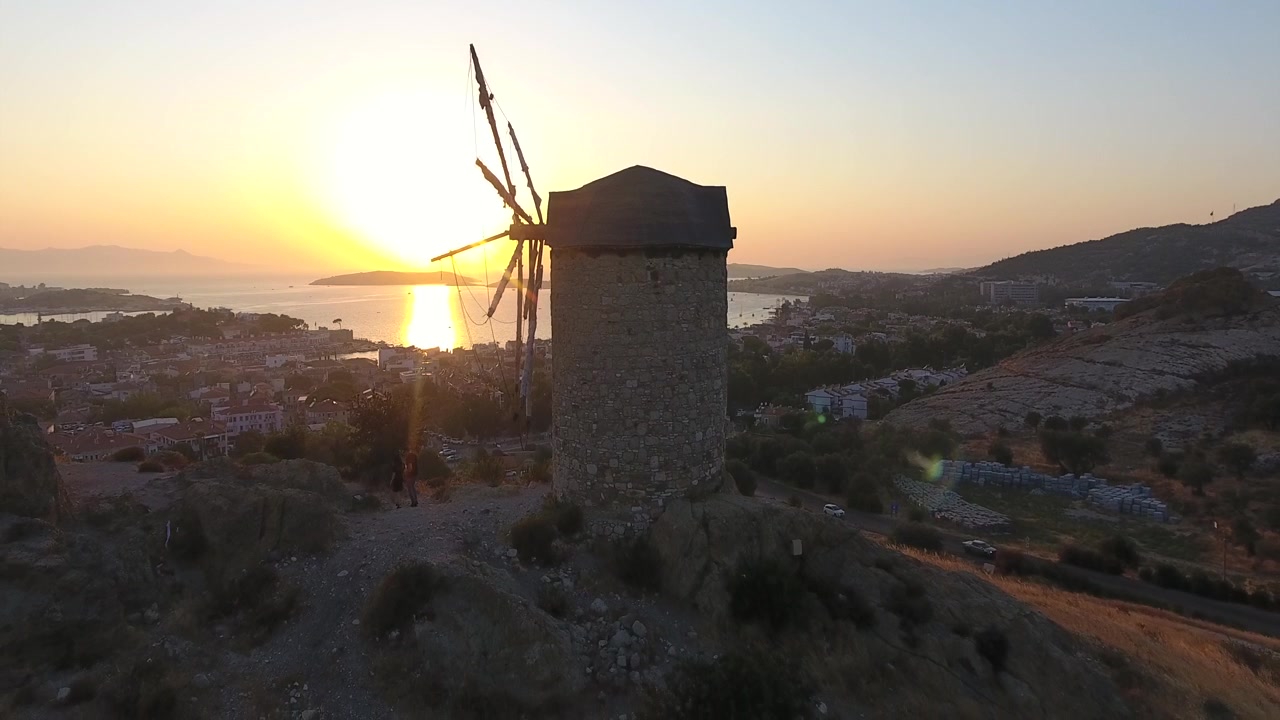 Vista Aérea de Moinho de Vento Histórico de Pedra ao Pôr do Sol