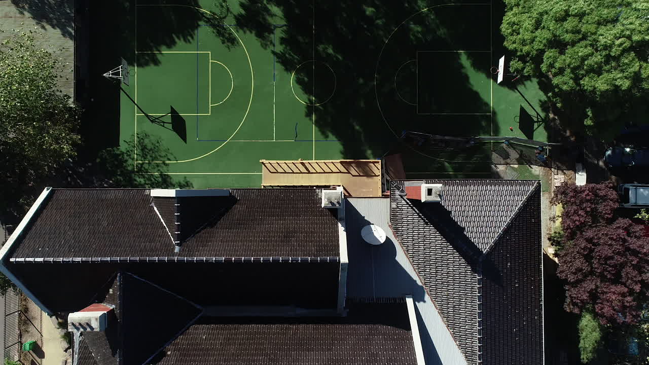 perspectiva aérea de proximidad que muestra una escuela cerrada en el suburbio de richmond en melbourne