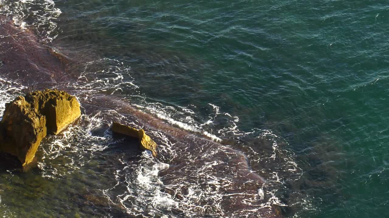 olas de mar azul rompiendo en el arrecife, capa costera mediterránea