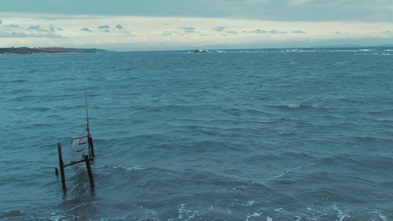 거친 바다 오래된 부두 잔해 극적인 하늘