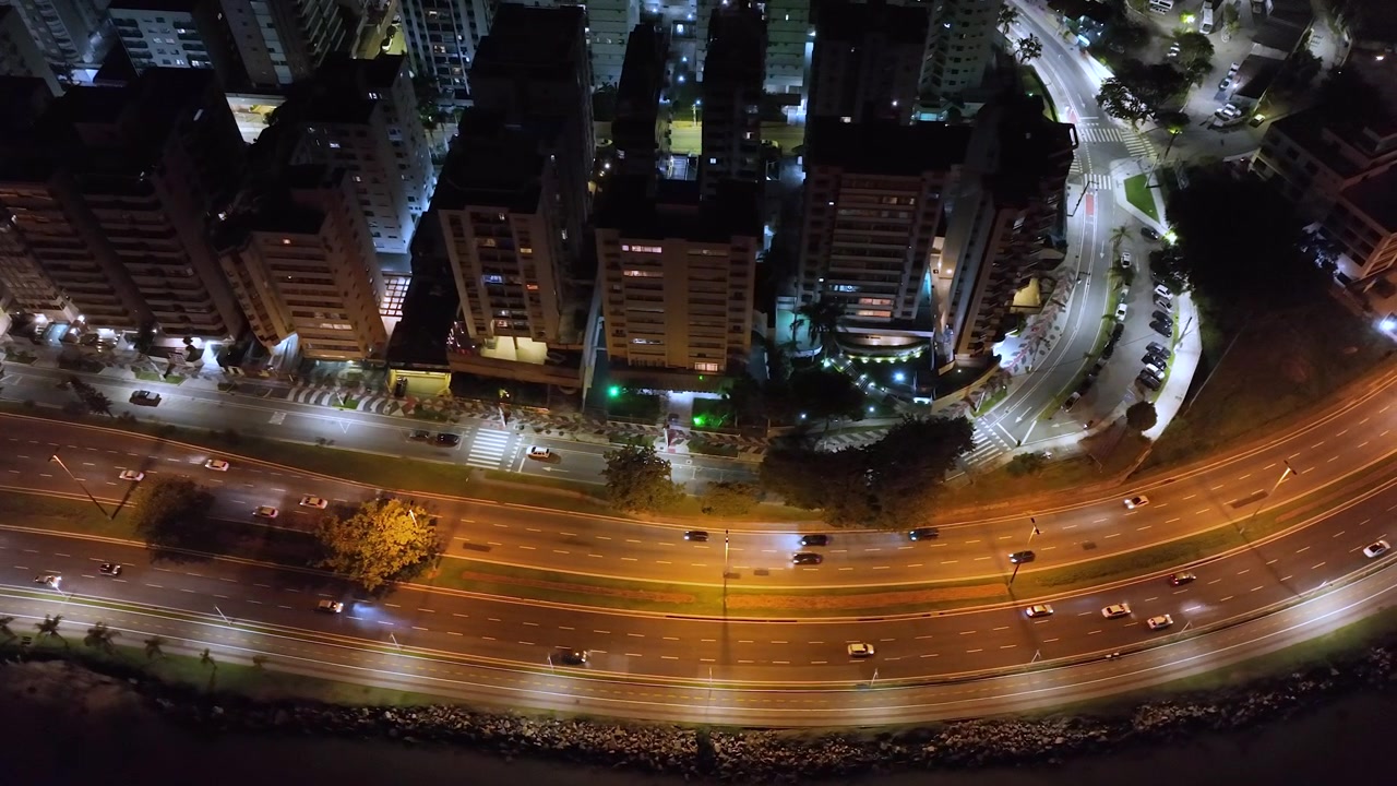 Florianópolis, Viale Beira Mar Norte. Vista aerea notturna. Ripresa di ambientazione. Santa Catarina.