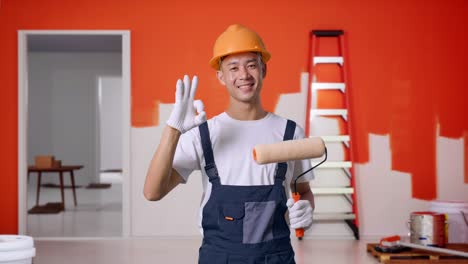 pintor sonriente mostrando el signo de está bien