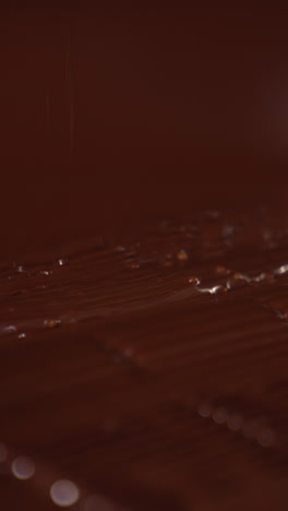 chocolate derretido que se vierte