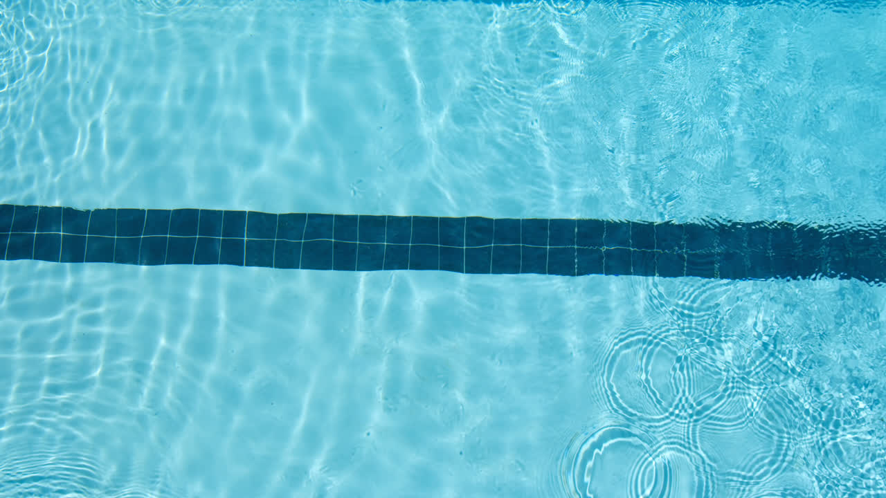 Perenang pria berenang di dalam kolam 4k