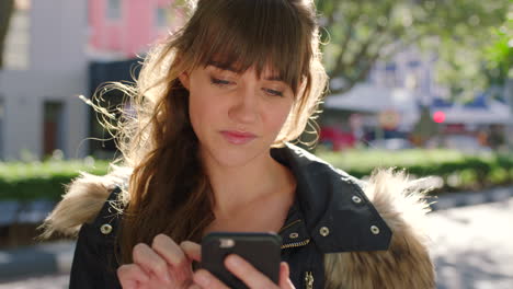 Eine-Trendige-Frau,-Die-Ihr-Telefon-Draußen-In-Einer-Stadt-Benutzt