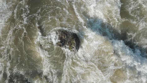 aguas turbulentas en cascada sobre las rocas en la cascada de owen sound en canadá, vista aérea