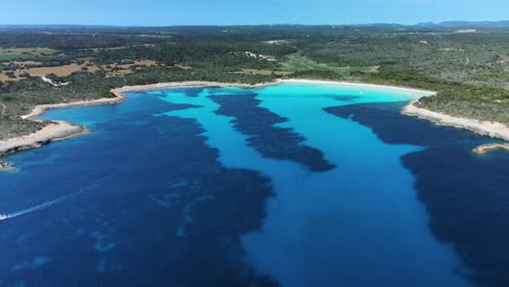 vuelo cinemático de drones a la bahía costera escondida en menorca, el secreto mejor guardado de los europeos