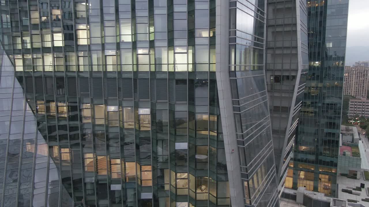 calle financiera en fuzhou, china en los días lluviosos