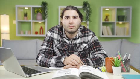 Porträt-Eines-Männlichen-Studenten-Mit-Brille.