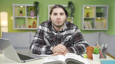 retrato de un estudiante con gafas.