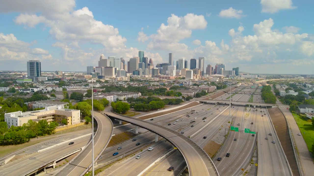 Bidikan drone penutup Jalan Raya Antar Negara Bagian Texas 288 dan Pusat Kota Houston Texas, Pemandangan udara cakrawala siang hari. Bidikan udara yang memperlihatkan Pusat Kota Houston dengan sistem jalan bebas hambatan, I45 Texas 288 dan I69