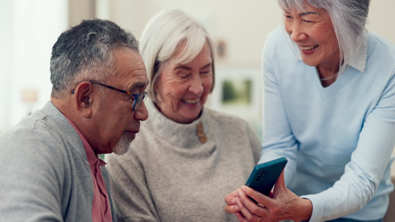 Amici, telefono e anziani che parlano