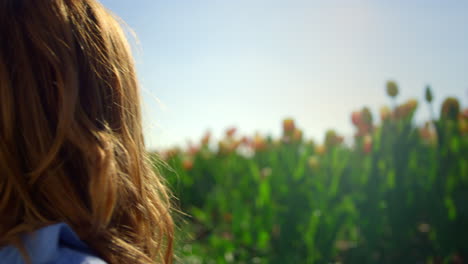 Beautiful-woman-enjoying-sunshine-outdoors.-Happy-girl-lying-in-green-meadow.