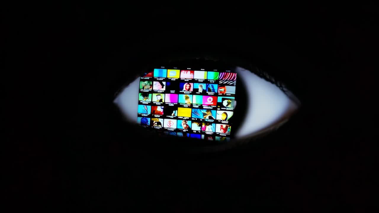 컴퓨터 화면이 눈에 반사되는 것