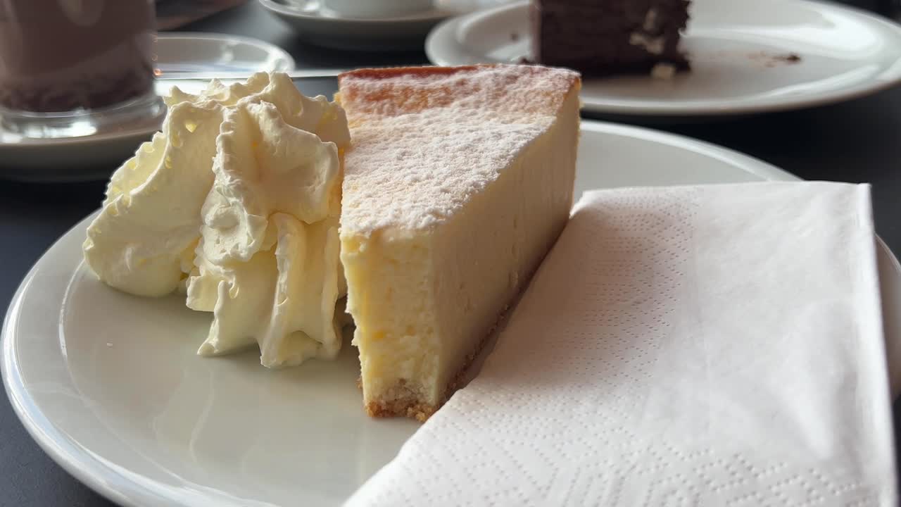 치즈 케이크를 먹는 개인적인 관점을 닫습니다