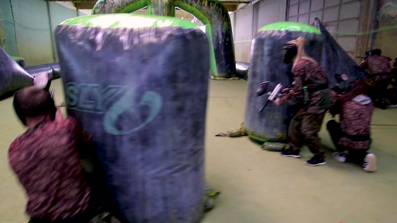 실내 페인트볼을 하는 소녀와 소년 - 6