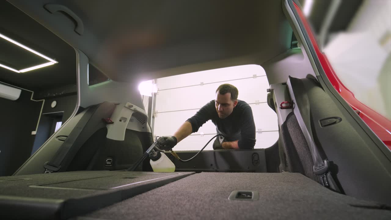 전문적인 자동차 청소. 샤워. 의 건조 청소 및 세부 사항. 바디의 깊은 청소, 좌석 청소. 자동차 세탁에서 거품을 는. 먼지에서 자동차 패널을 청소하는. 진공청소기