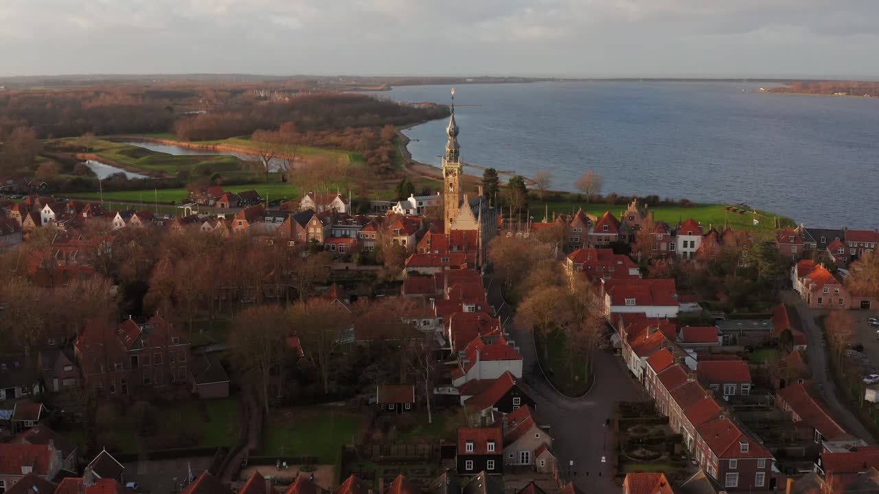 Foto de drone da bela cidade histórica de Veere durante o pôr do sol