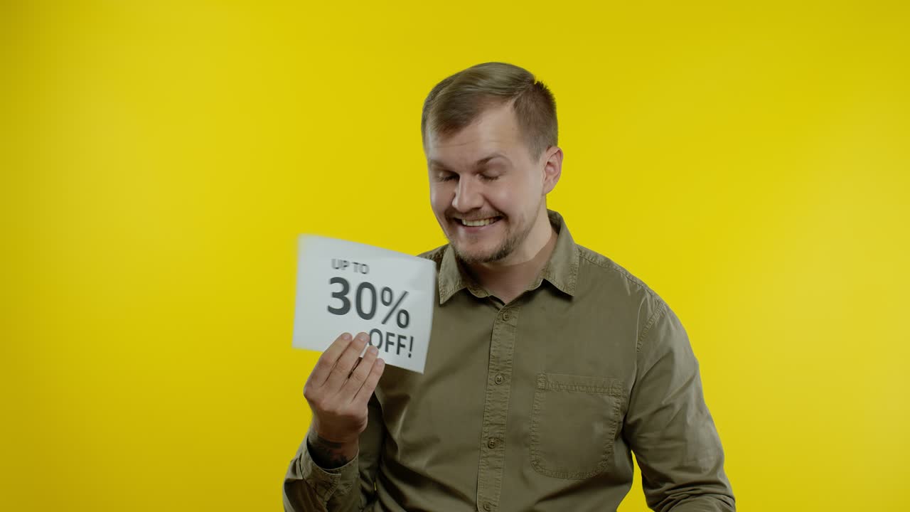 hombre levantando y mostrando venta compra descuentos porcentaje inscripciones publicitarias. viernes negro