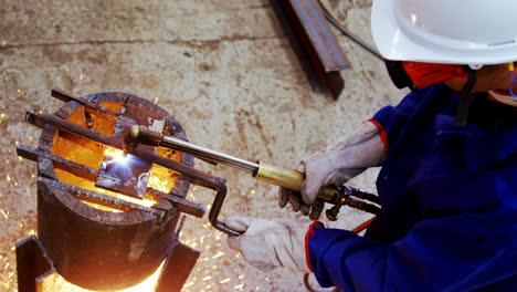 ingeniero masculino calentando metal en el fuego 4k