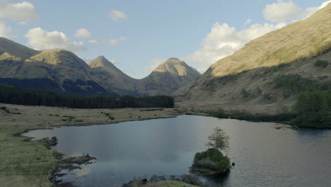 imagens aéreas das montanhas e paisagens em glen etive perto de glencoe, terras altas escocesas