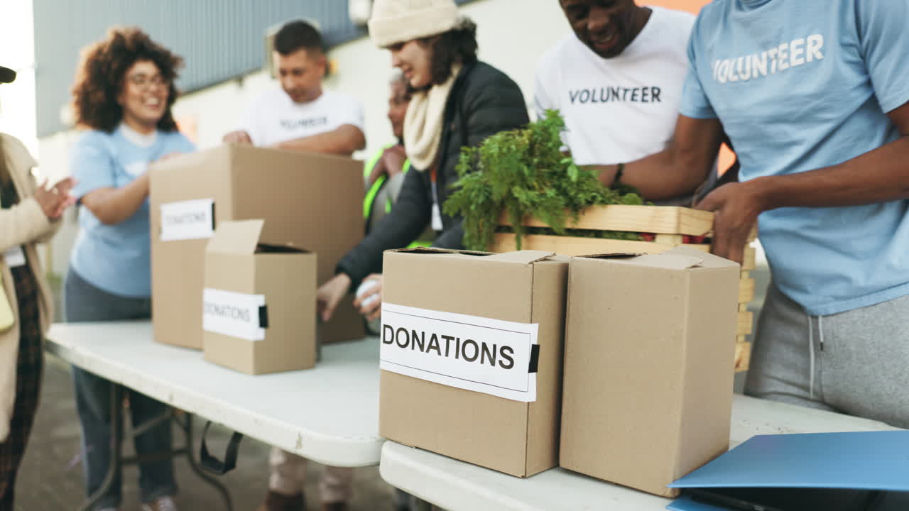 personas, voluntarios y cajas de donaciones