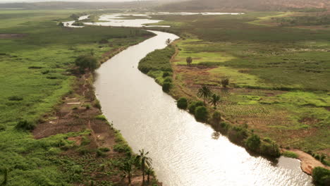 Volando-Sobre-El-Río-Kwanza,-Angola,-áfrica-4