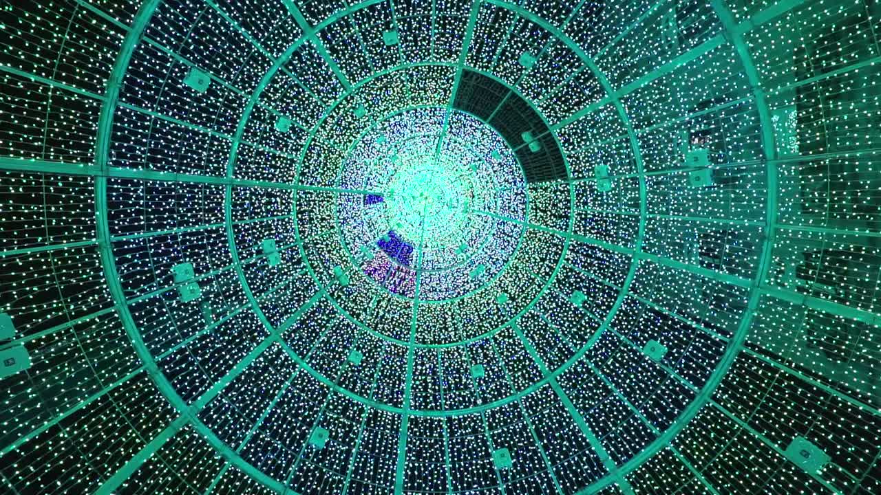 árbol artificial alto de navidad moderno desde el interior