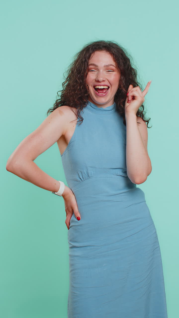 giovane donna ispirata con una buona idea piano startup mostrando ispirazione motivazione gesto eureka