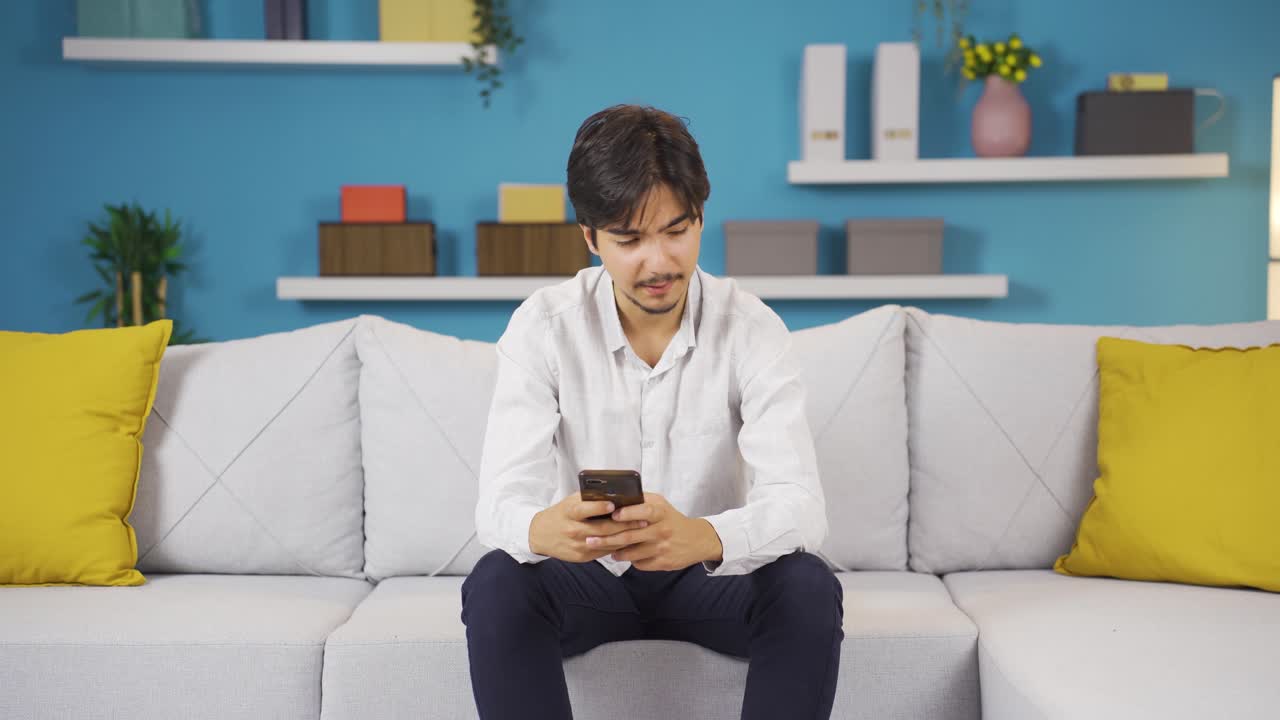 헤어지는 문자를 받는 남자는 화가 난다.