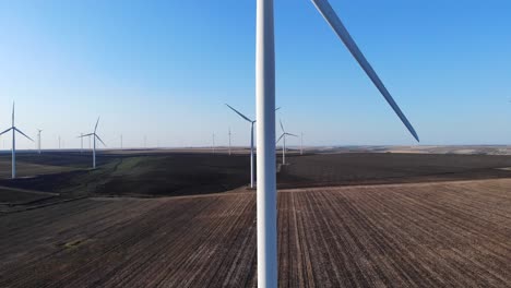 torre de turbina eólica que produce energía renovable en un parque eólico ecológico bajo la luz del sol